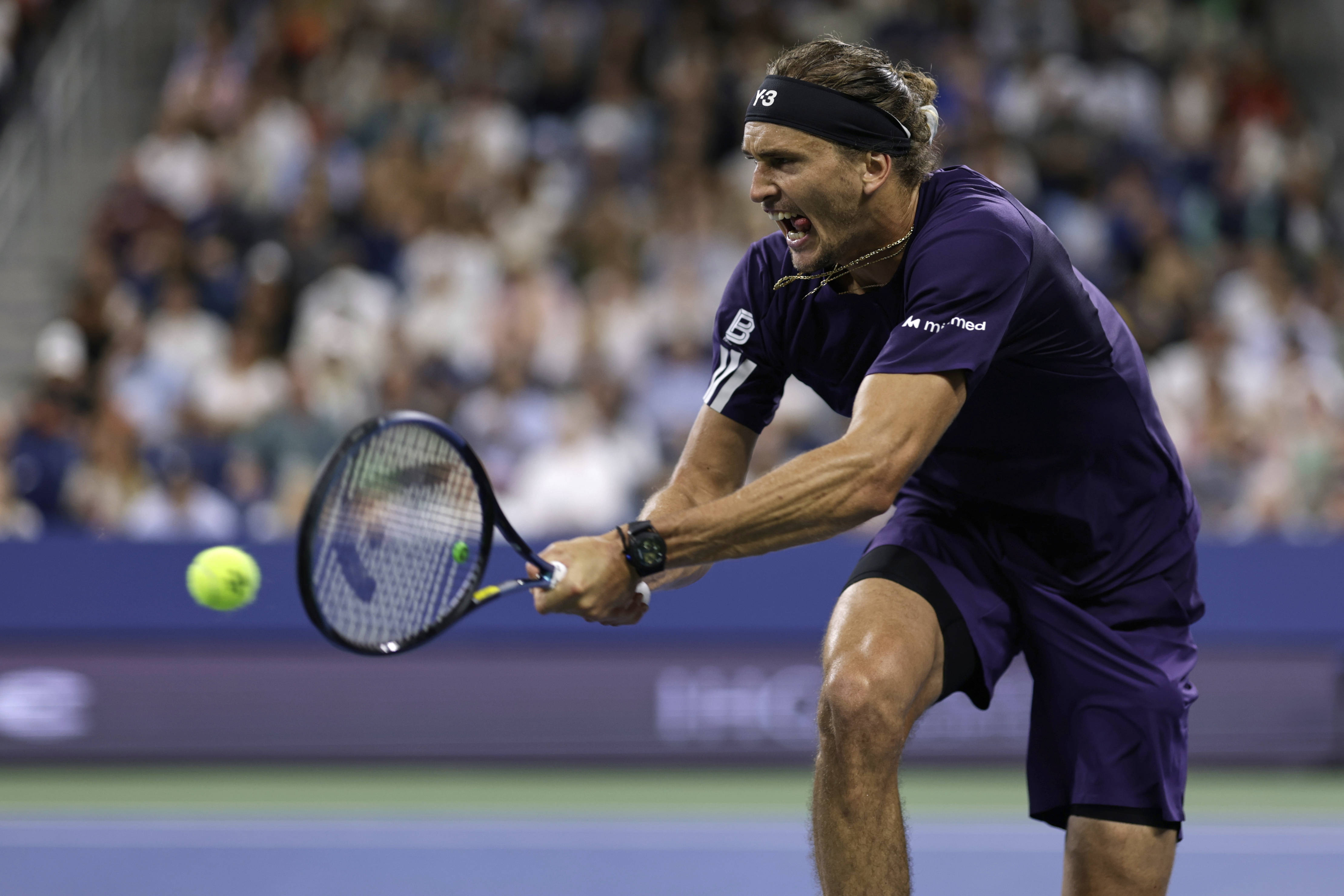 拉沃尔杯险胜美网，兹维列夫统治全场