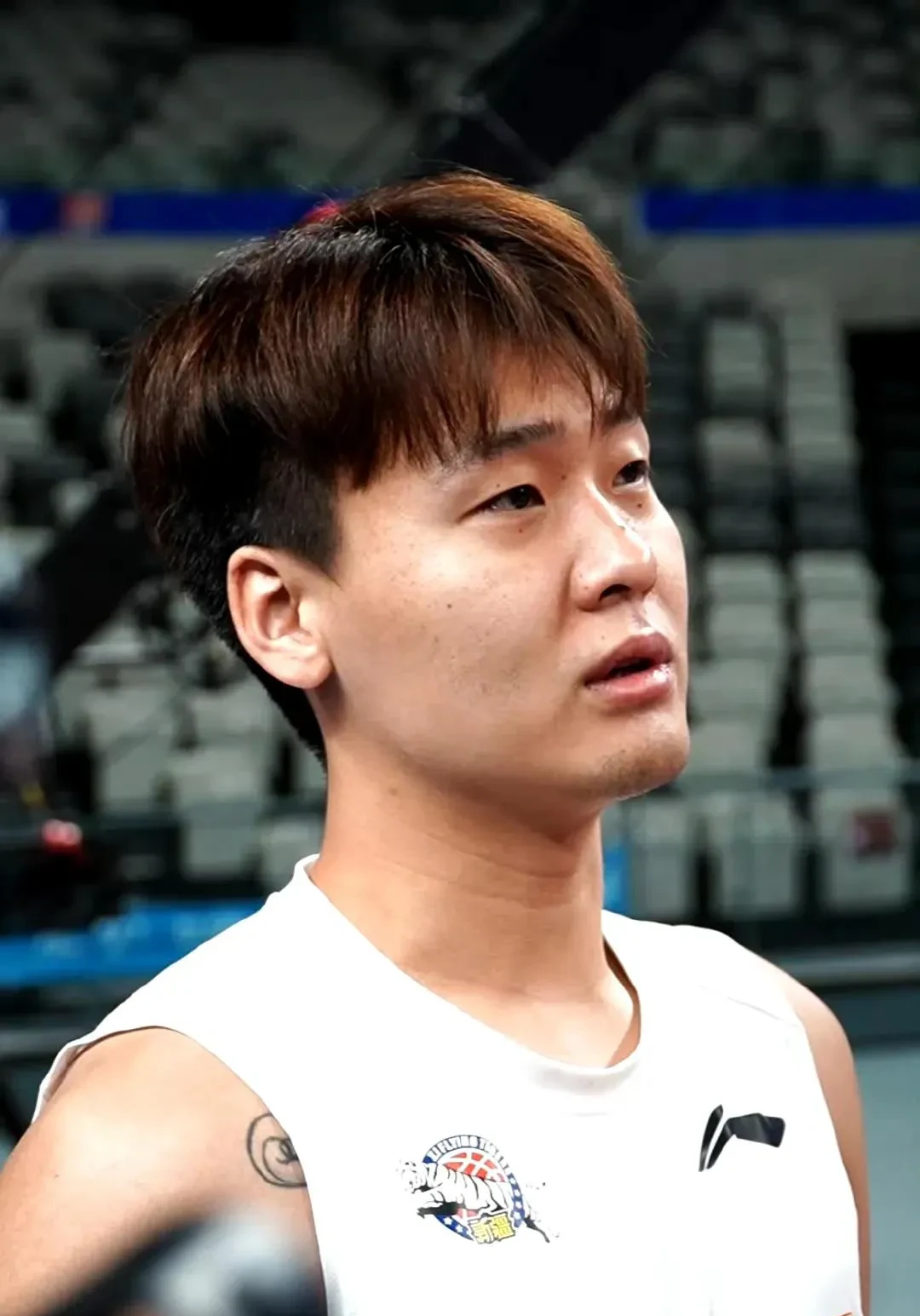 爱游戏官方-灰熊险胜江苏队，张镇麟高光表现