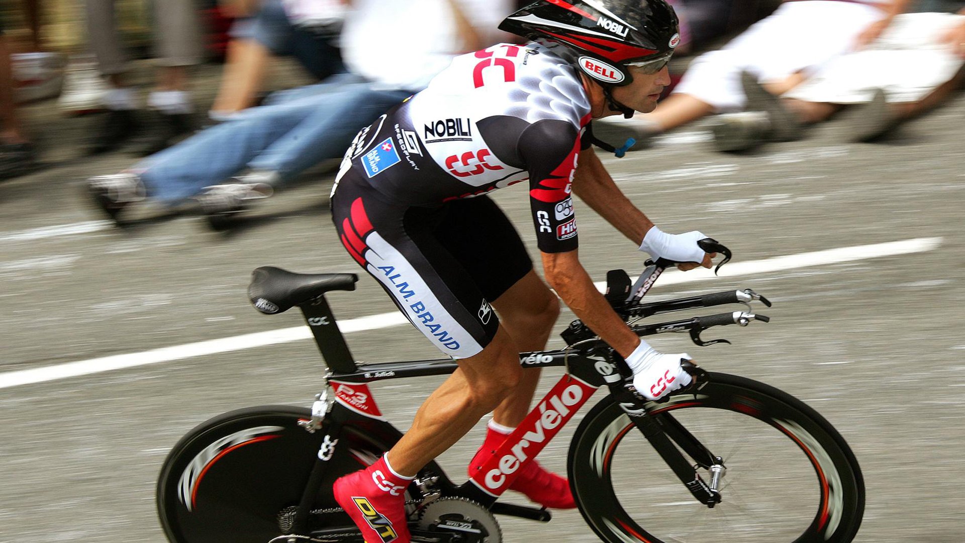 F1年度争冠之夜,布克关键进球定乾坤,当赛道轰鸣撞破体育次元壁