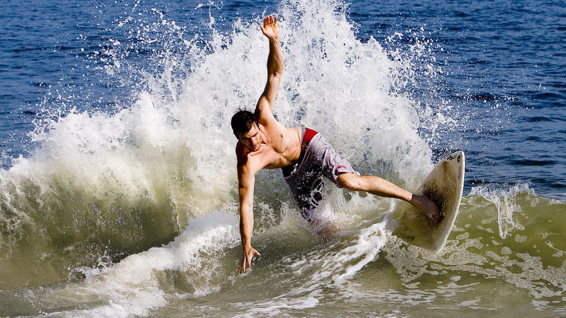 爱游戏官方-德甲争冠战之夜，托尼的沉默与一座城市的呼吸