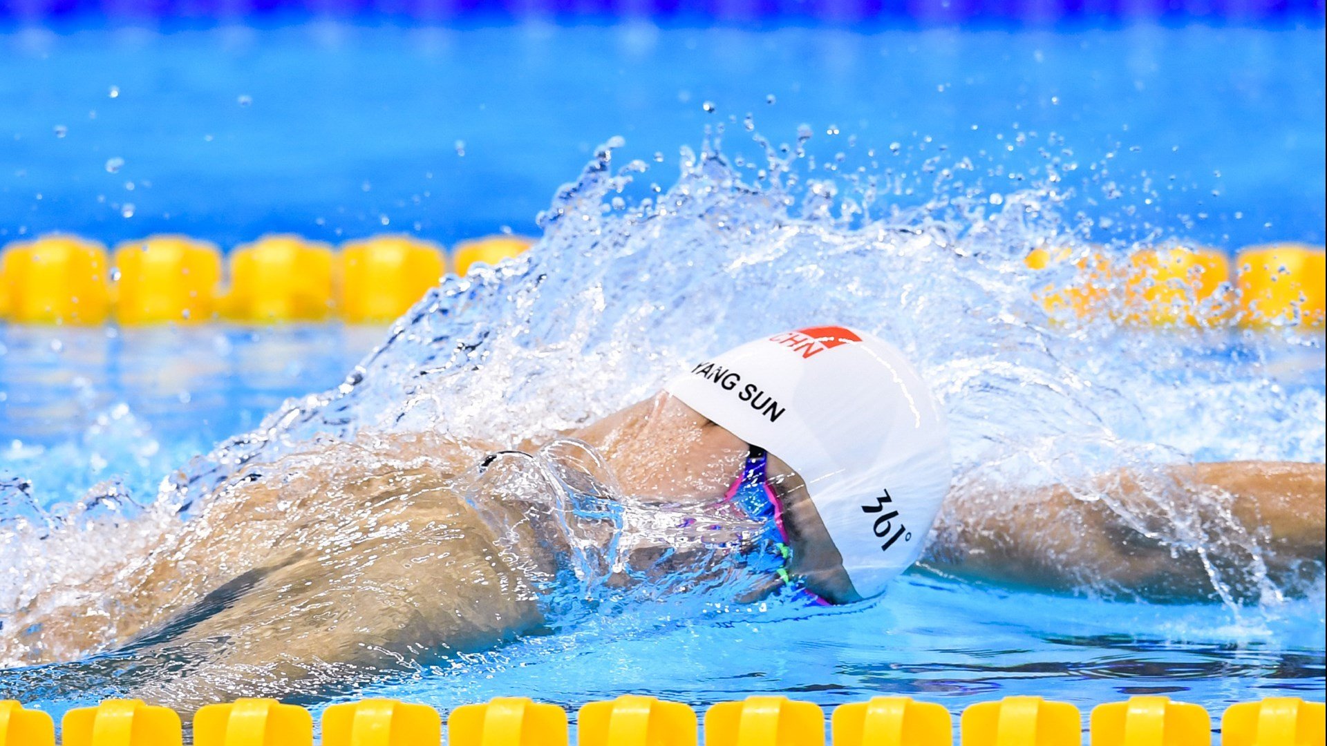 F1街道赛之夜，当引擎嘶吼化为城市心跳，蒂亚戈献上制胜的艺术